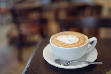 ラテアートが書かれたカフェラテ