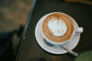 ラテアートが書かれたカフェラテ