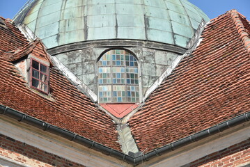 Zabytkowy dach i okno pod kopułą kościoła w Braniewie - obrazy, fototapety, plakaty