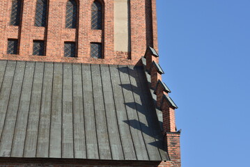 Dach i elementy poprzeczne na krawędzi dachu katedry w Braniewie - obrazy, fototapety, plakaty