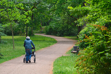 frau mit rollator unterwegs