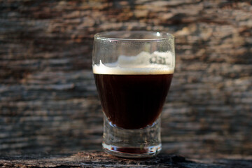 Glas Espresso schwarzer Kaffee auf Holz
