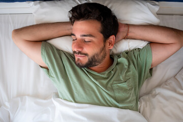 Hombre durmiendo plácidamente en su cama