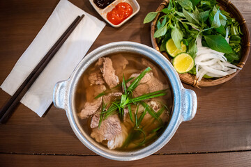 Deliciosa sopa vietamita Pho Bo, con fideos, carne y verduras frescas	