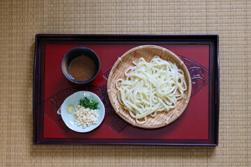 お盆にのせたざるうどん