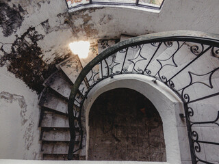 Escaleras espiral en casa abandonada