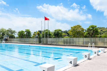 熱中症予防で解放不可の夏の屋外水泳プール 　赤旗