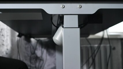 Demonstration of work Height-adjustable table electric