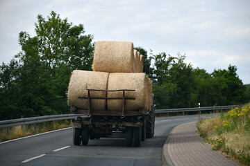 ungesicherter Transport von  Strohballen