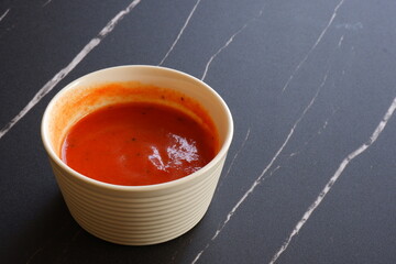できたてで熱々のトマトスープ