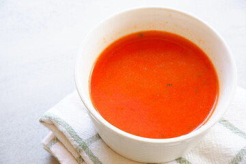 できたてで熱々のトマトスープ