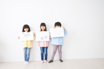 Fototapeta na wymiar Little children showing their drawings