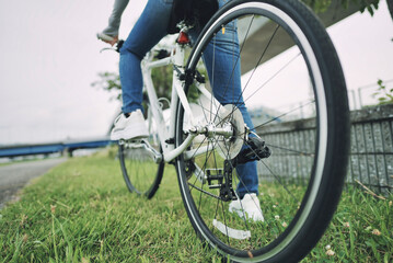 Fototapeta premium 自転車に乗る女性の足元