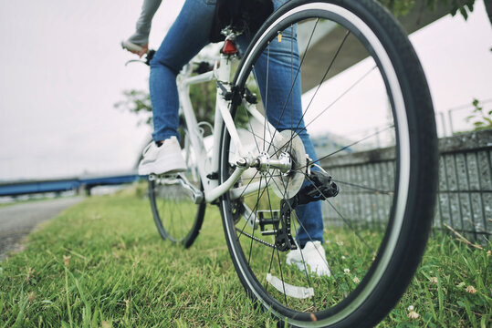 自転車に乗る女性の足元