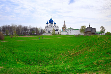Fototapeta na wymiar Park near the old Kremlin