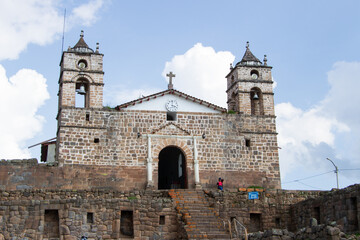 Fototapeta na wymiar Iglesia antigua en Perú, vilcashuaman, iglesia de piedra con campanarios.