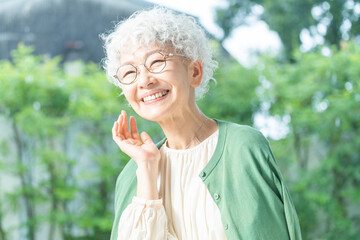 Fototapeta premium 眼鏡をかけたシニアの日本人女性