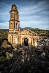 Fototapeta na wymiar Antigua Iglesia de San Juan Parangaricutiro, enterrado por el Volcan Paricutin, Michoacan Mexico
