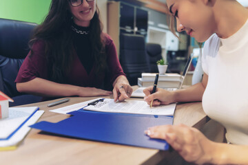 Obraz premium Real estate agents and customers enter into contracts for the sale of houses and land. Approval of a contract to buy and sell a house Offers home mortgage loans and home insurance ideas.