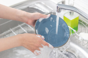 皿洗いをする女性