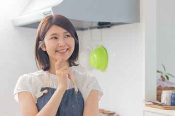 Fototapeta na wymiar キッチンで料理をする女性