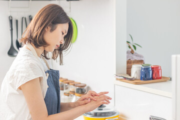 手荒れに悩む女性