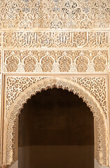 Arco ornamentado de estilo árabe siglo XIV en los palacios nazaríes del conjunto histórico de la Alhambra en la ciudad de Granada, España