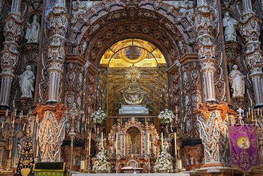 Altar ricamente ornamentado de la bas&iacute;lica de nuestra se&ntilde;ora de las angustias siglo XVI en Granada, Espa&ntilde;a