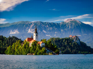Die Kirche von Bled mit Alpen im Hintergrund