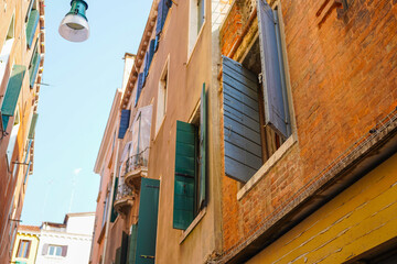 Fototapeta na wymiar Traditional old-fashioned windows n Venice, Italy