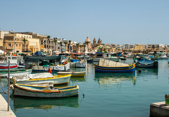 Fototapeta na wymiar Luzzus, las barcas de Marsaxlokk en Malta, coloridas embarcaciones