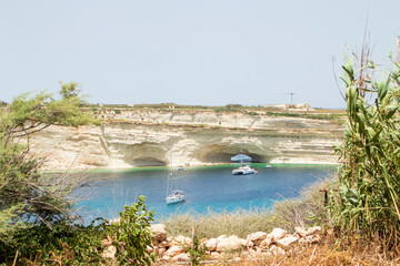 Bellisimo Mar Mediterraneo de la Isla de Malta, azul intenso