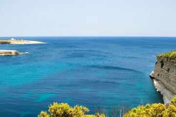Bellisimo Mar Mediterraneo de la Isla de Malta, azul intenso