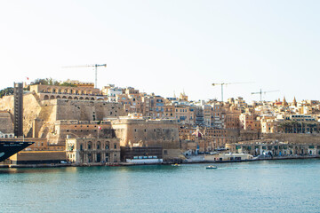 Obraz premium Vista de la Valeta Capital de Malta desde el mar Mediterraneo