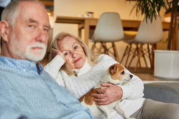 Senioren Paar auf dem Sofa mit ihrem Schoßhund