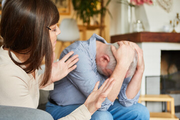 Verzweifelter Mann und schimpfende Frau