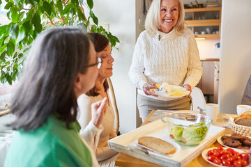 Gruppe älterer Frauen beim Brunch oder Frühstück