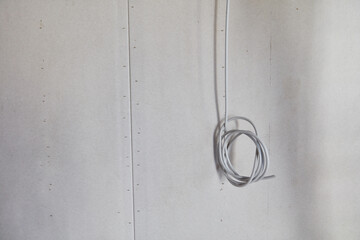Kabel hängt von Decke für Elektroinstallation bei Neubau