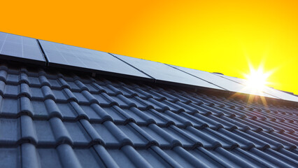 Gelbe Sonne scheint auf Solaranlage auf Dach vom Haus - obrazy, fototapety, plakaty