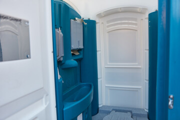 Mobile Toilettenkabine mit Handwaschbecken und WC