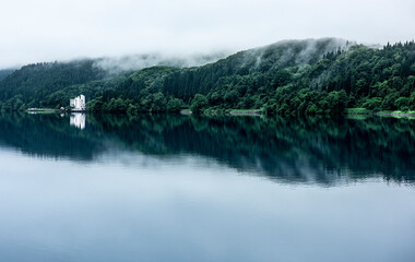 Naklejka premium 夜明けの湖面に浮かぶ白い館