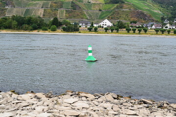Fahrrinnenboje im Rhein bei Niedrigwasser