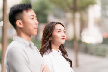Obraz premium Asian business men and women working partners outdoors
