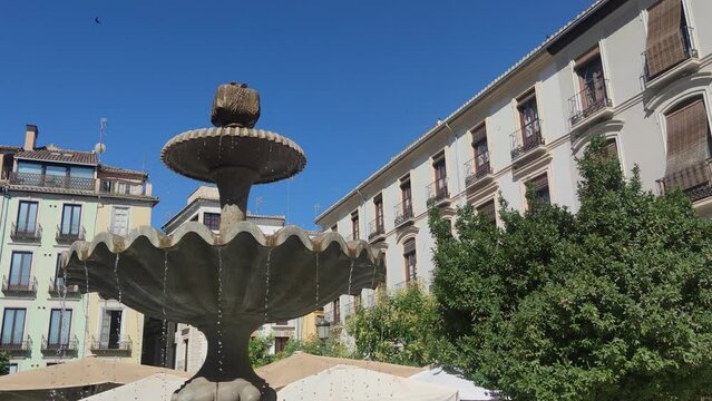 Fuente con tazas en piedra gris en la plaza Nueva de Granada, Espa&ntilde;a