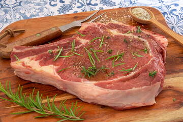 côte de boeuf cru sur une planche à découper