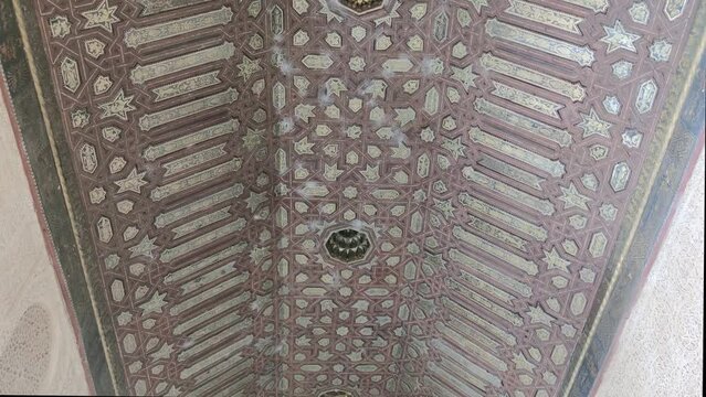 Techo abovedado de estilo &aacute;rabe en los palacios nazar&iacute;es de la Alhambra en la ciudad de Granada, Espa&ntilde;a