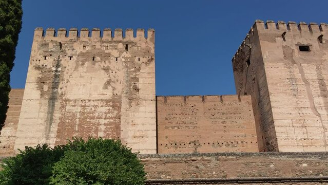 Torres almenadas siglo XIII de la alcazaba en la Alhambra de Granada, Espa&ntilde;a