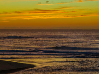 Obraz premium Sunrise and high cloud cover by the sea and lagoon