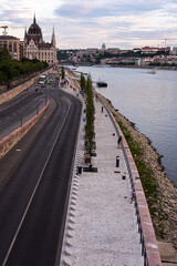 Fototapeta na wymiar walkway to Parliament in Budapest