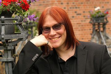 Junger Mann mit Sonnenbrille und roten Haaren - obrazy, fototapety, plakaty